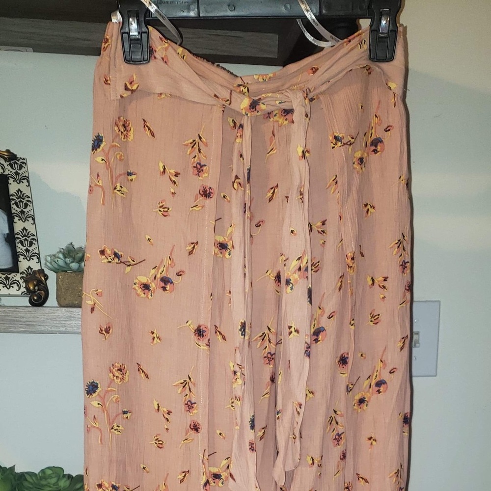 Thigh-high slits, wide-leg pant.